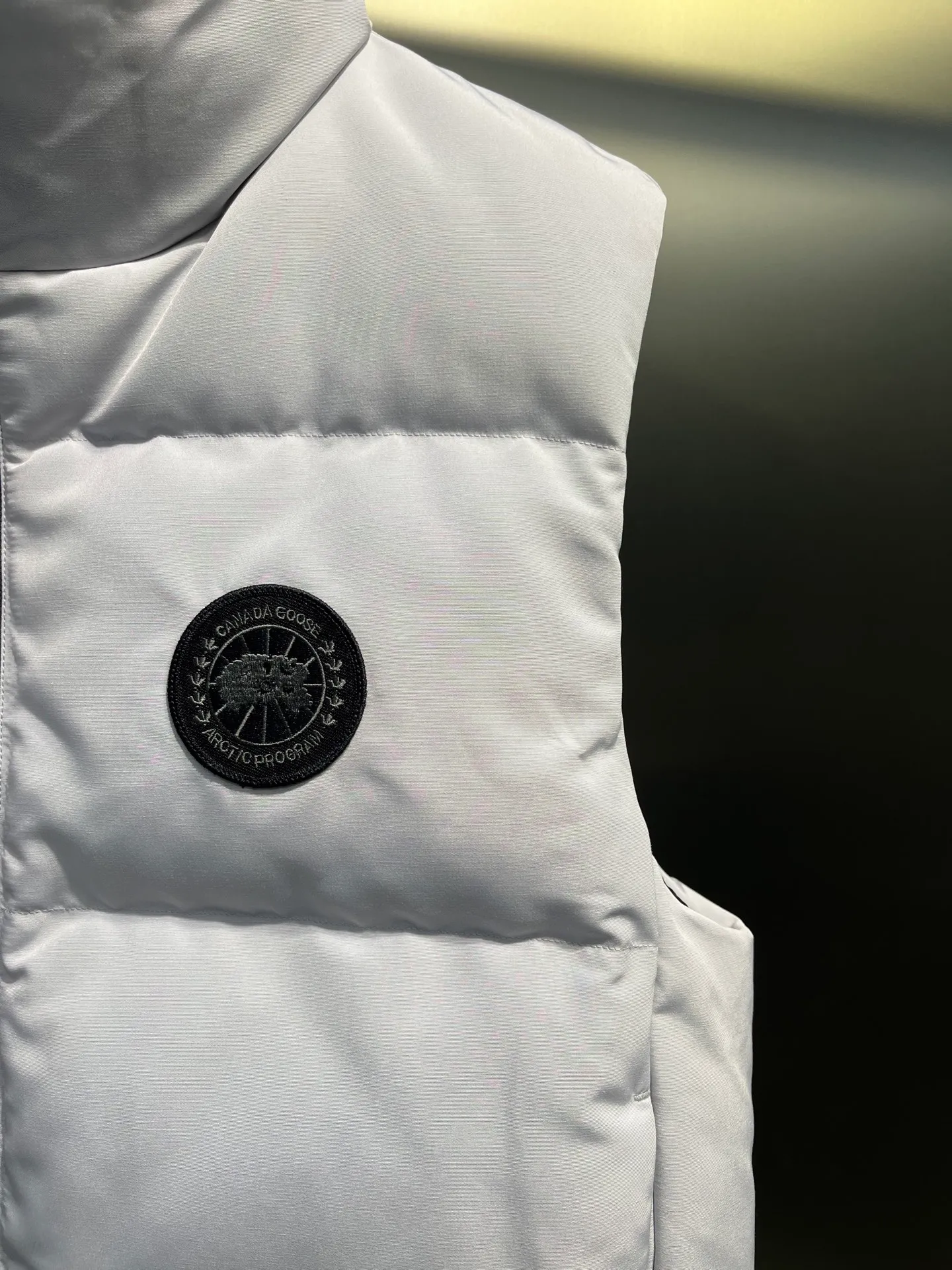 P660 Canadian Grandview black label women's short vest.  Constructed from Arctic Tech recycled fabric®, it features a cinchable hem for sleek styling and storage. Color: Polaris white, black, beige, soft light pink.  Size: s-xl
